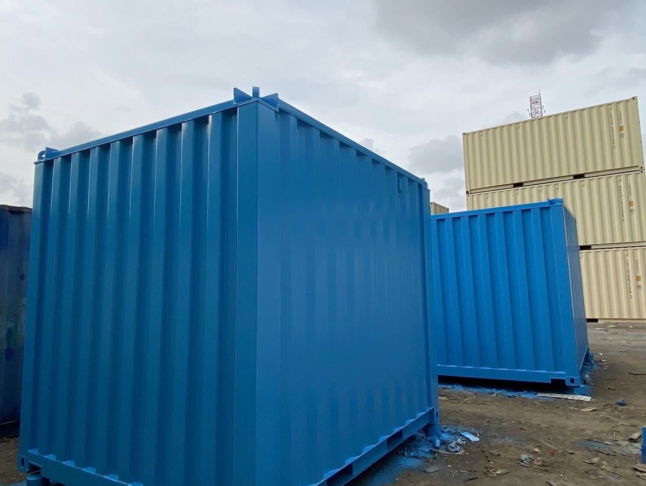Container biru di area pengerjaan