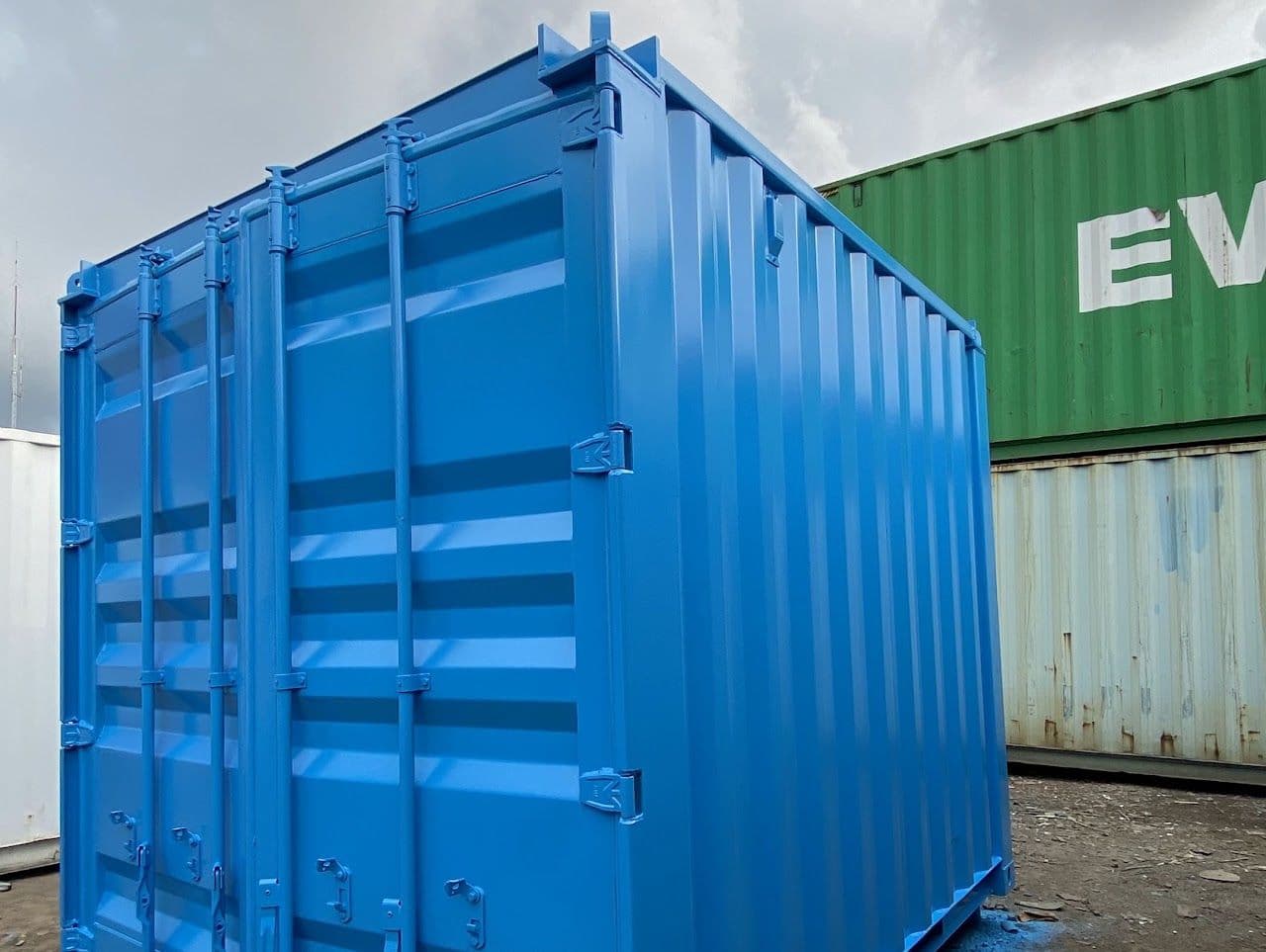 Container biru dengan pintu ganda