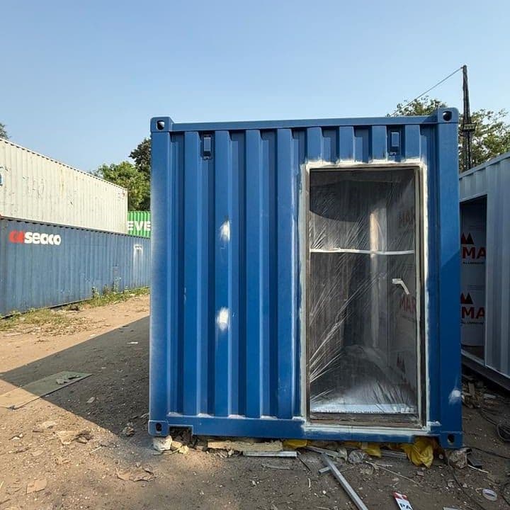 Dinding container yang dipotong untuk bukaan pintu