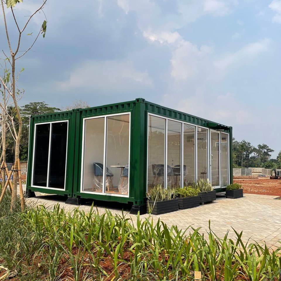 Dua container hijau dengan dinding kaca