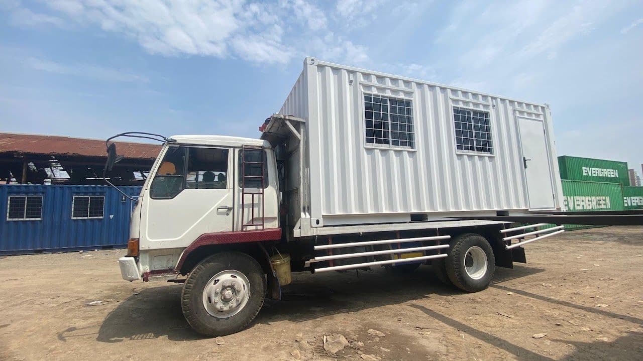 Truk mengangkut container office