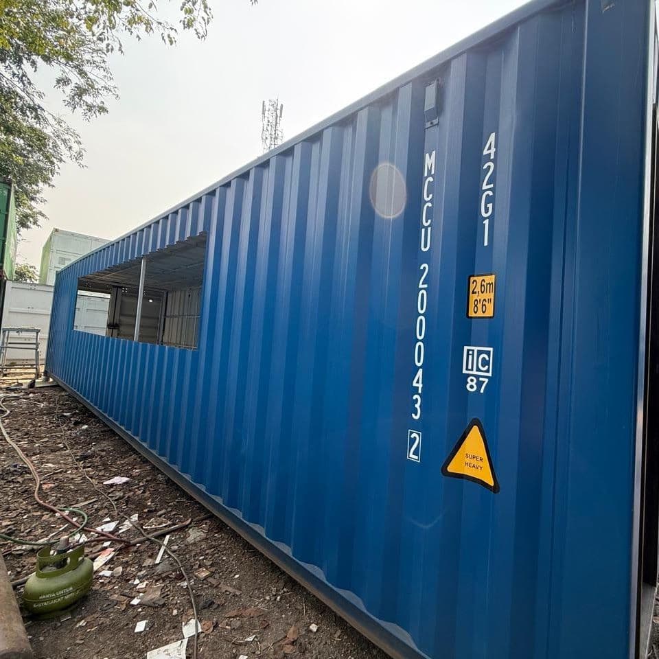 Container 40 ft biru dengan jendela