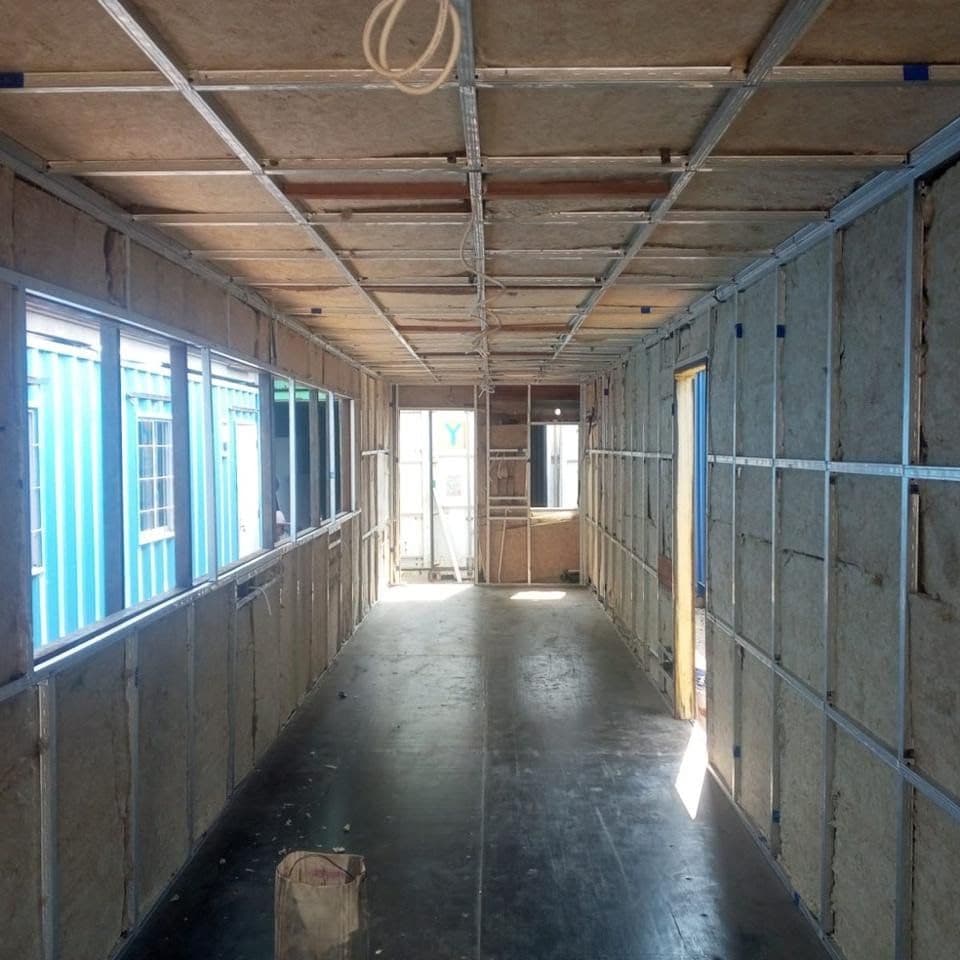 Lorong interior container dengan jendela berjajar