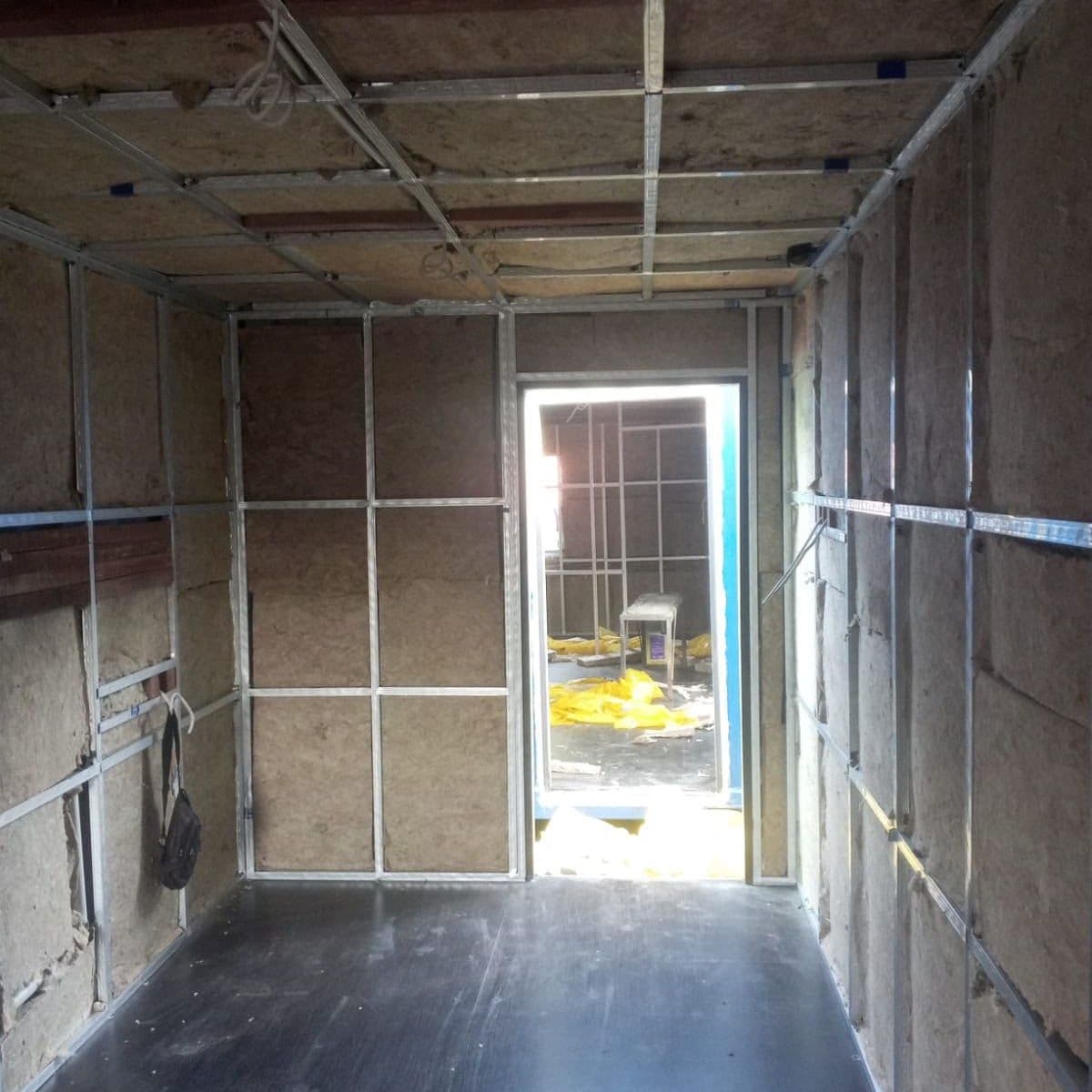 Interior container dengan dinding berlapis dan pintu