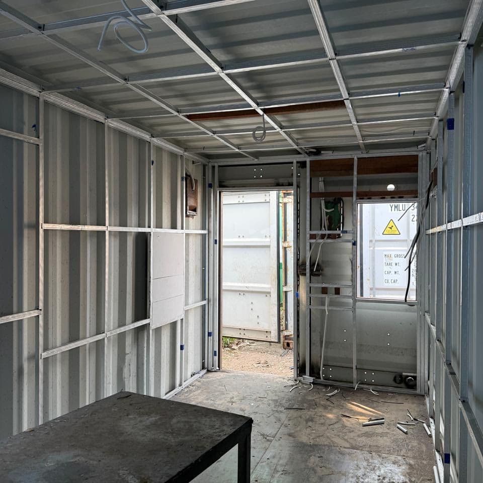 Rangka dinding dan plafon di dalam container