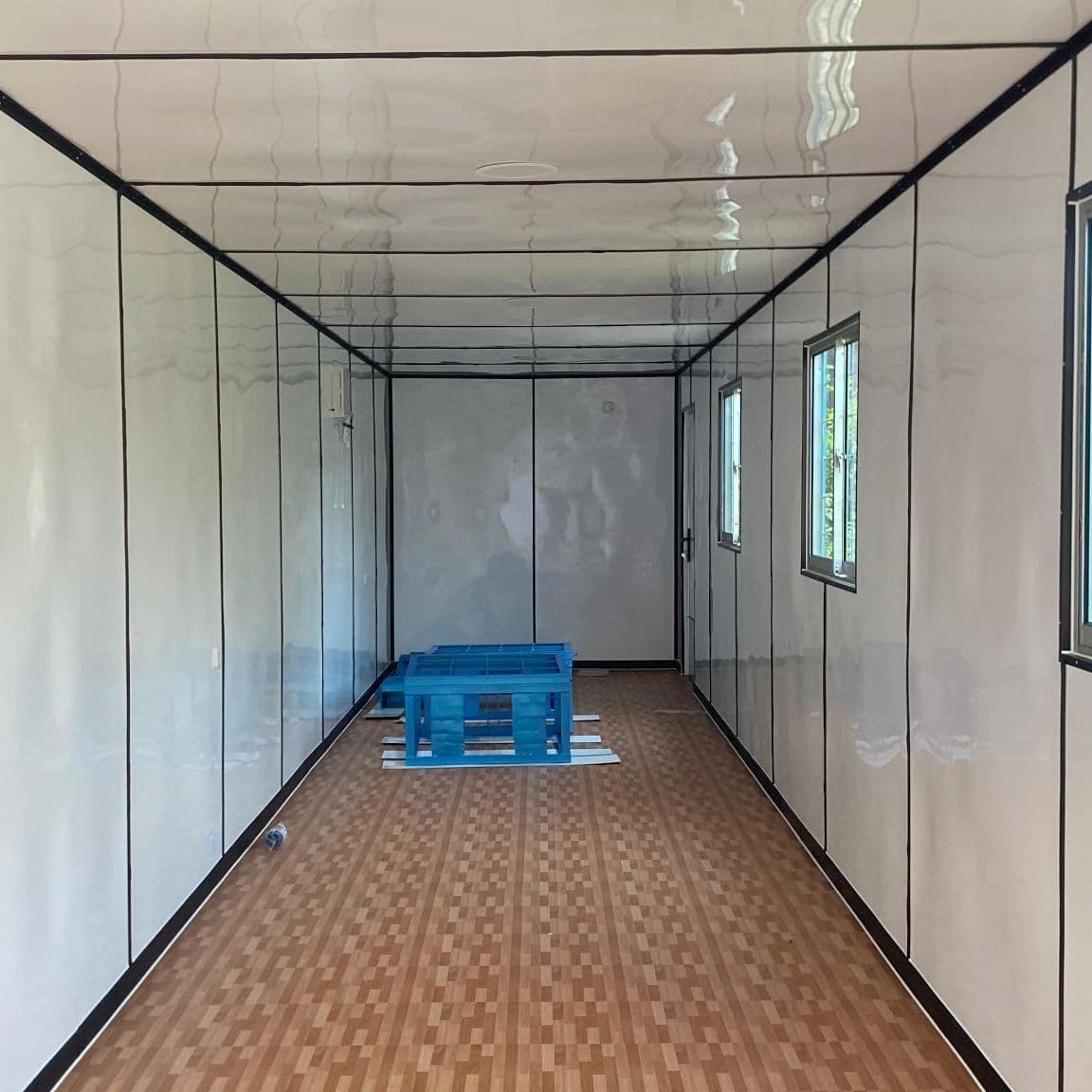 Interior container office yang sudah selesai dengan lantai dan dinding panel
