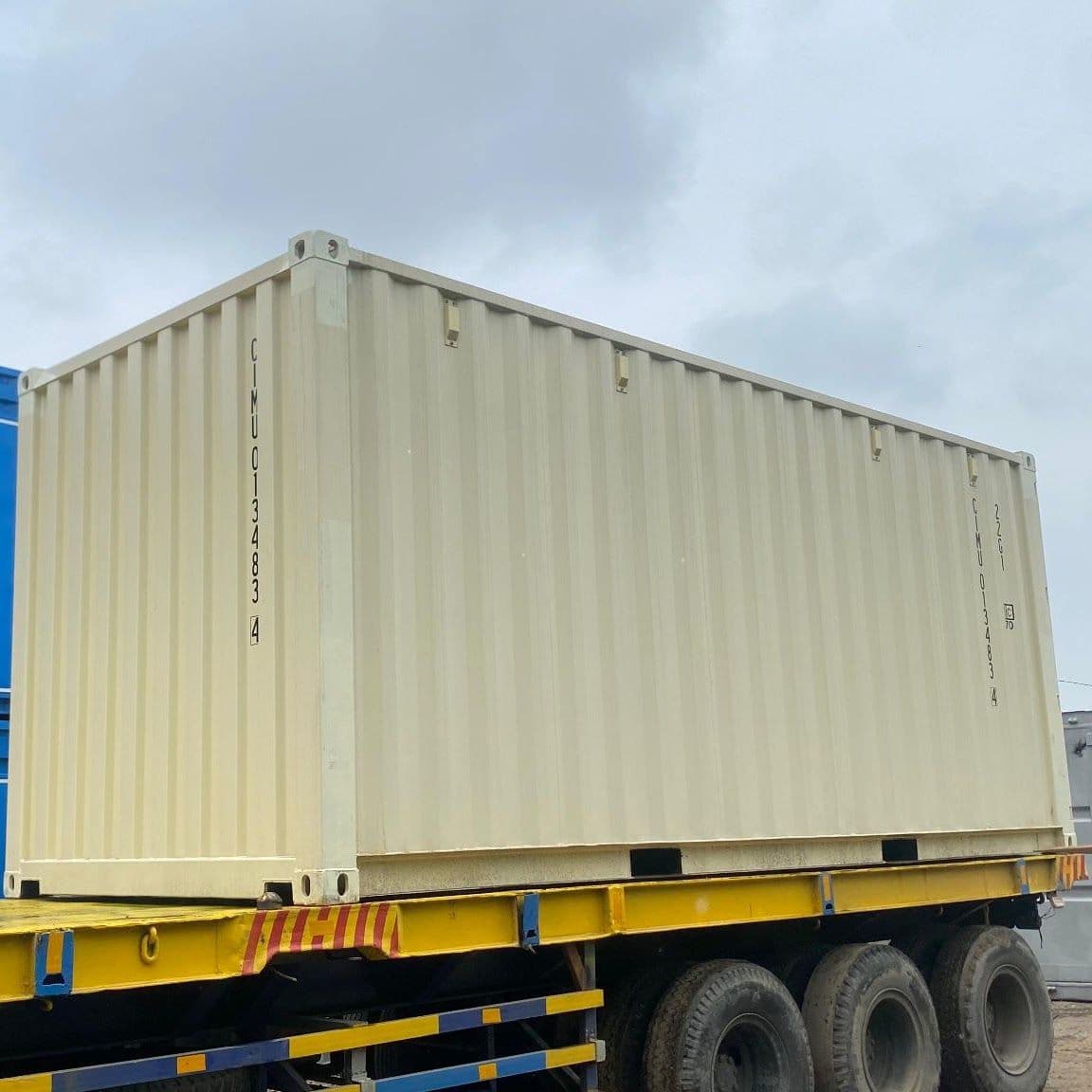 Container baru berwarna krem di atas truk