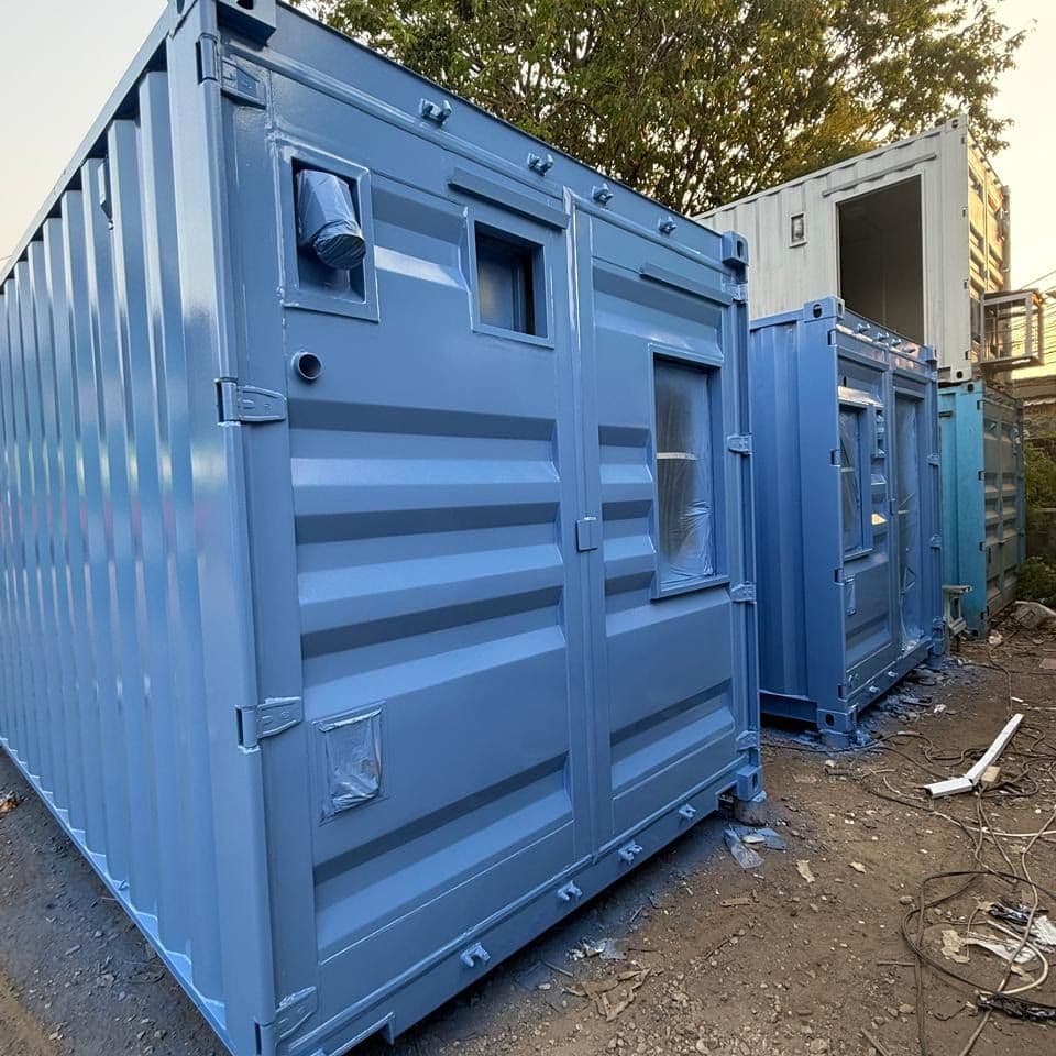 Container biru muda dengan pintu panel dan jendela kecil