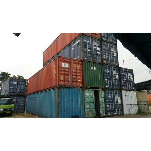 tumpukan container 40ft bekas di depo